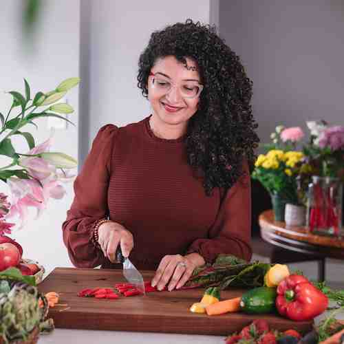 Desiliciousrd Shahzadi Devje cortando verduras en su cocina