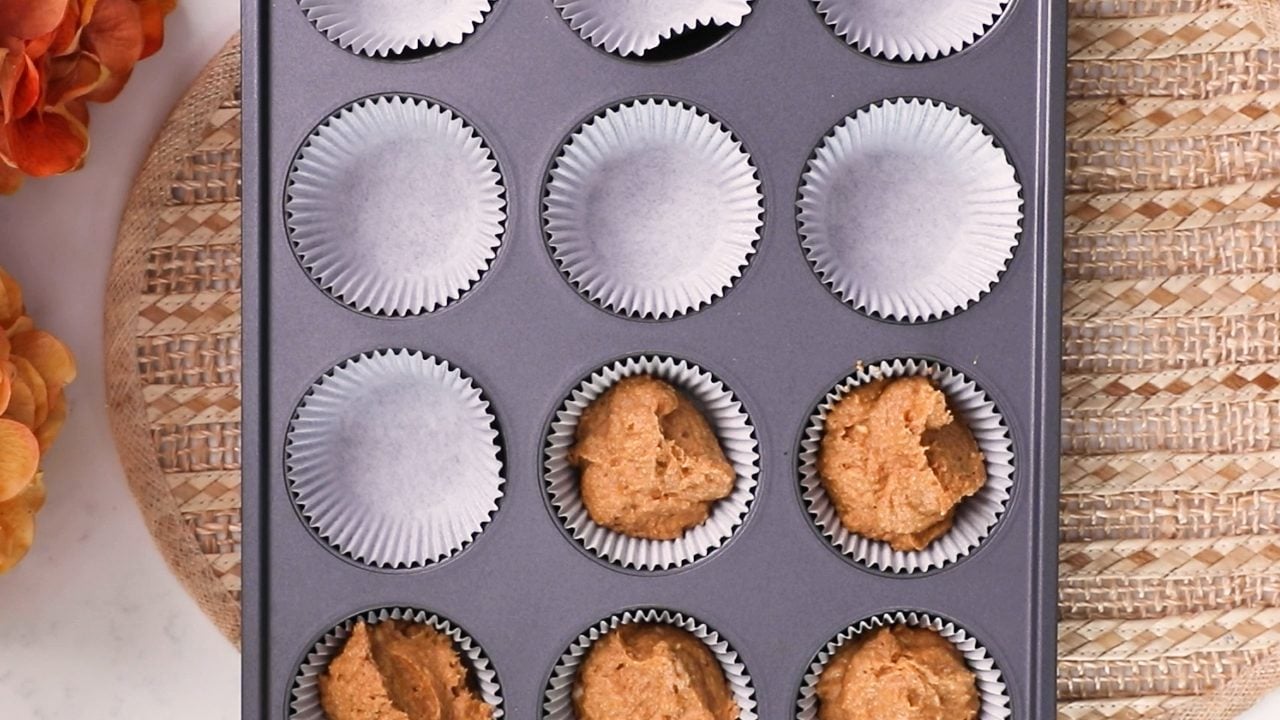 Scooping Pumpkin Spice Cupcake Batter Batter Scoop Cupcake Pan Liners Stock  Photo by ©urban_light 471315564