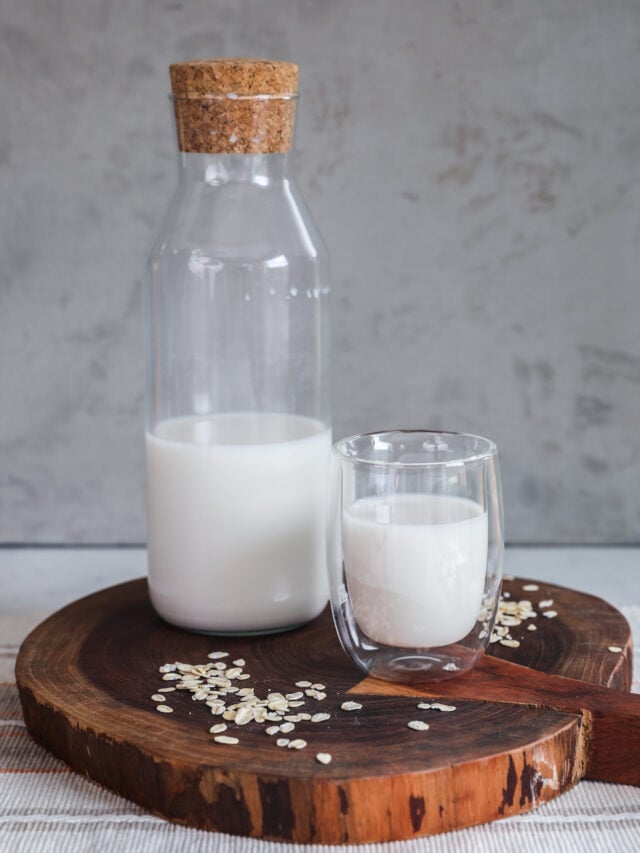 5-Minute Homemade Oat Milk Recipe (Creamiest!)