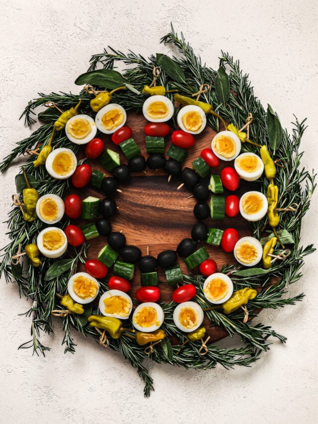 Christmas Wreath Appetizer With Boiled Eggs (20 minutes!)