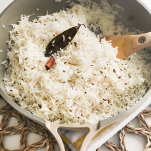 Riz basmati indien fin sur la cuisinière 25 Riz basmati cuit avec du cumin, du bâton de cannelle et du laurier dans une poêle.