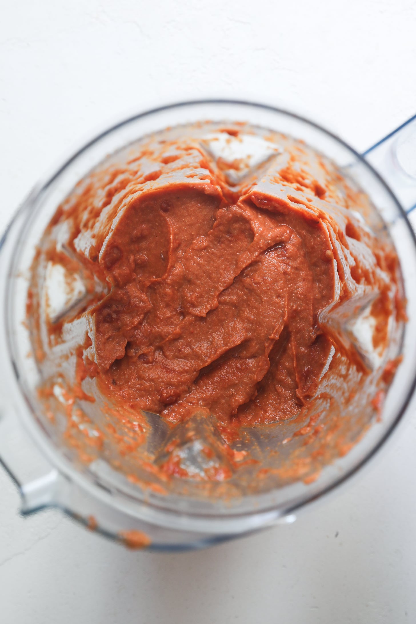 Sauce tomate épaisse dans un bol mixeur.
