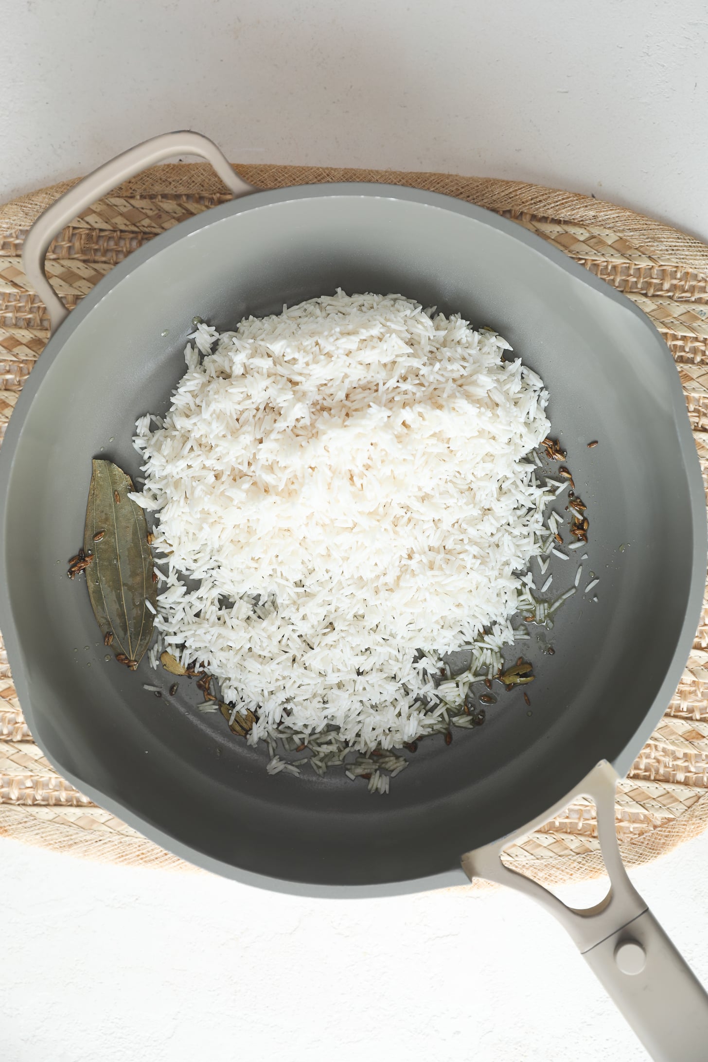 Riz au curcuma indien sur la cuisinière (si facile !) 4 Ajoutez le riz basmati égoutté aux graines de cumin ramollies, au laurier et à la cardamome verte dans une poêle.