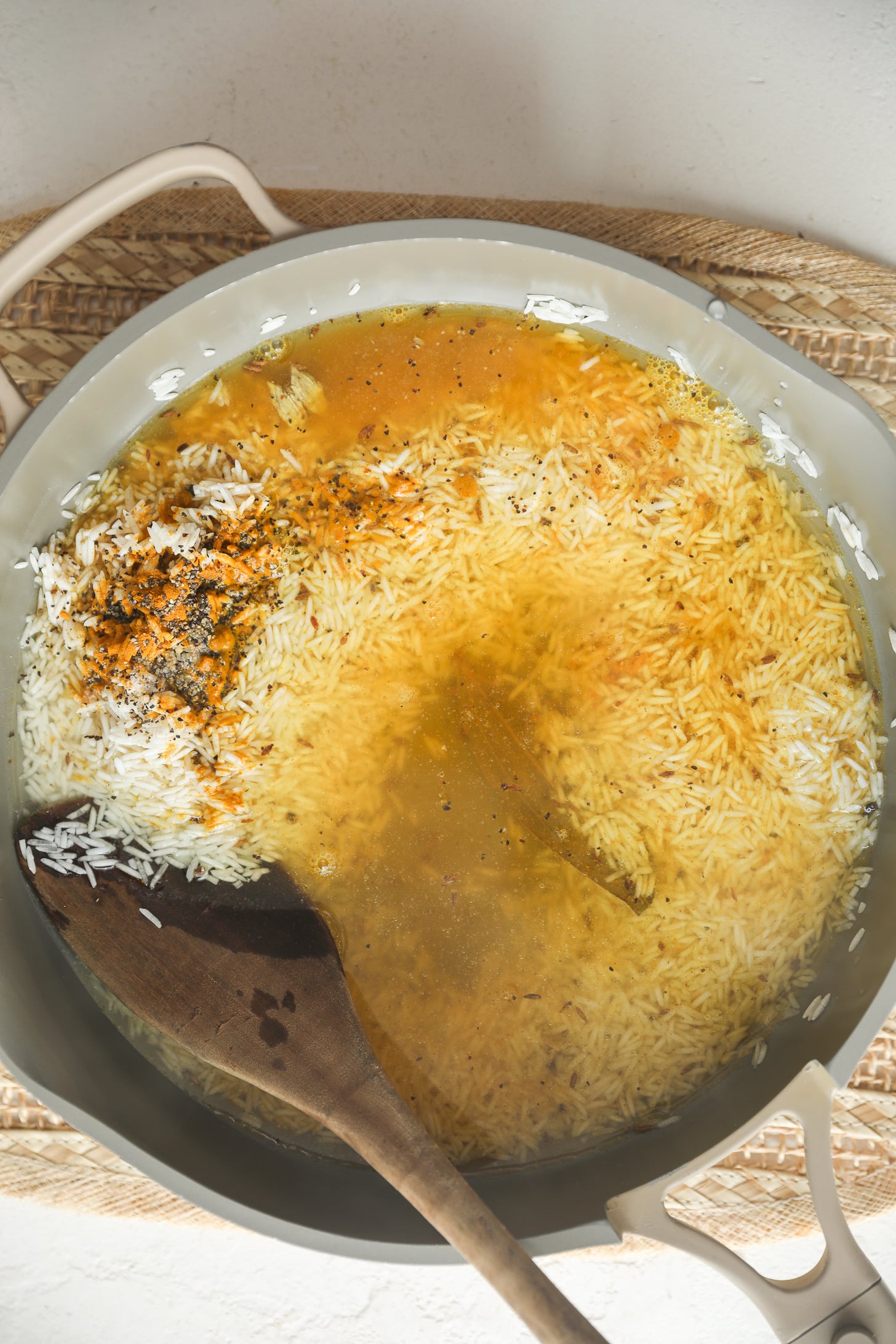 Riz au curcuma indien sur la cuisinière (si facile !) 8 Ajoutez de l'eau au riz basmati assaisonné de curcuma et d'épices entières.