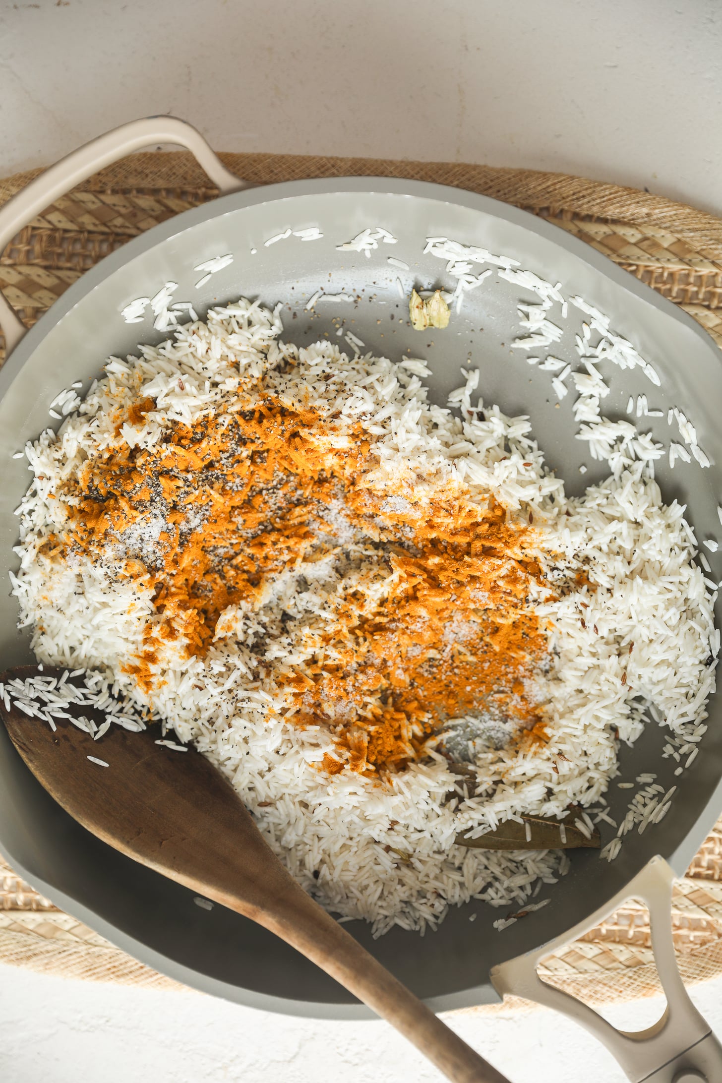 Riz au curcuma indien sur la cuisinière (si facile !) 6 Le riz basmati est égoutté et garni de curcuma, de poivre noir et d'épices avant la cuisson.